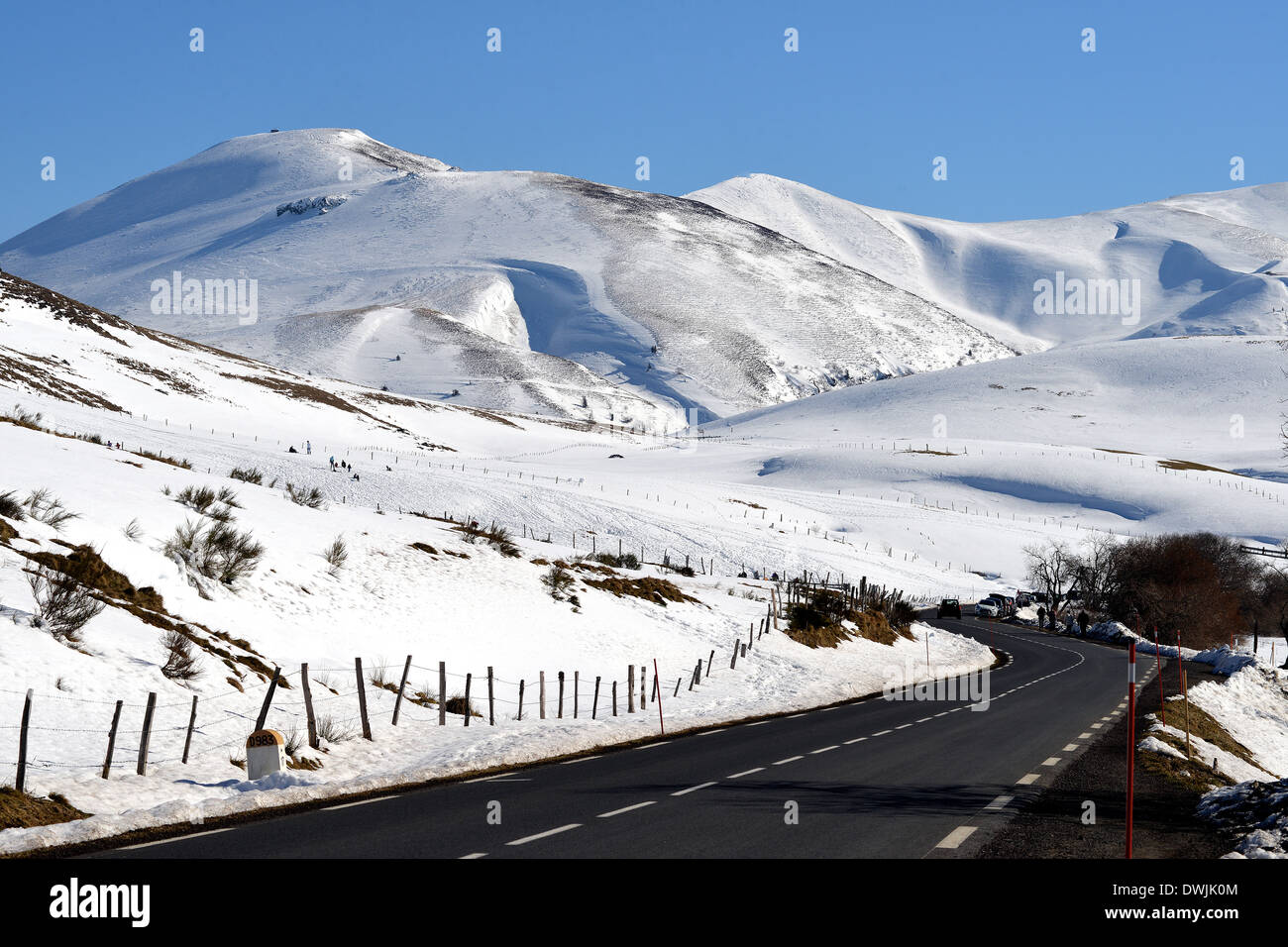 Bergstraße im Winter, Regionalpark der Auvergne Volcales, Puy de Dome, Auvergne, Zentralmassiv, Frankreich Stockfoto