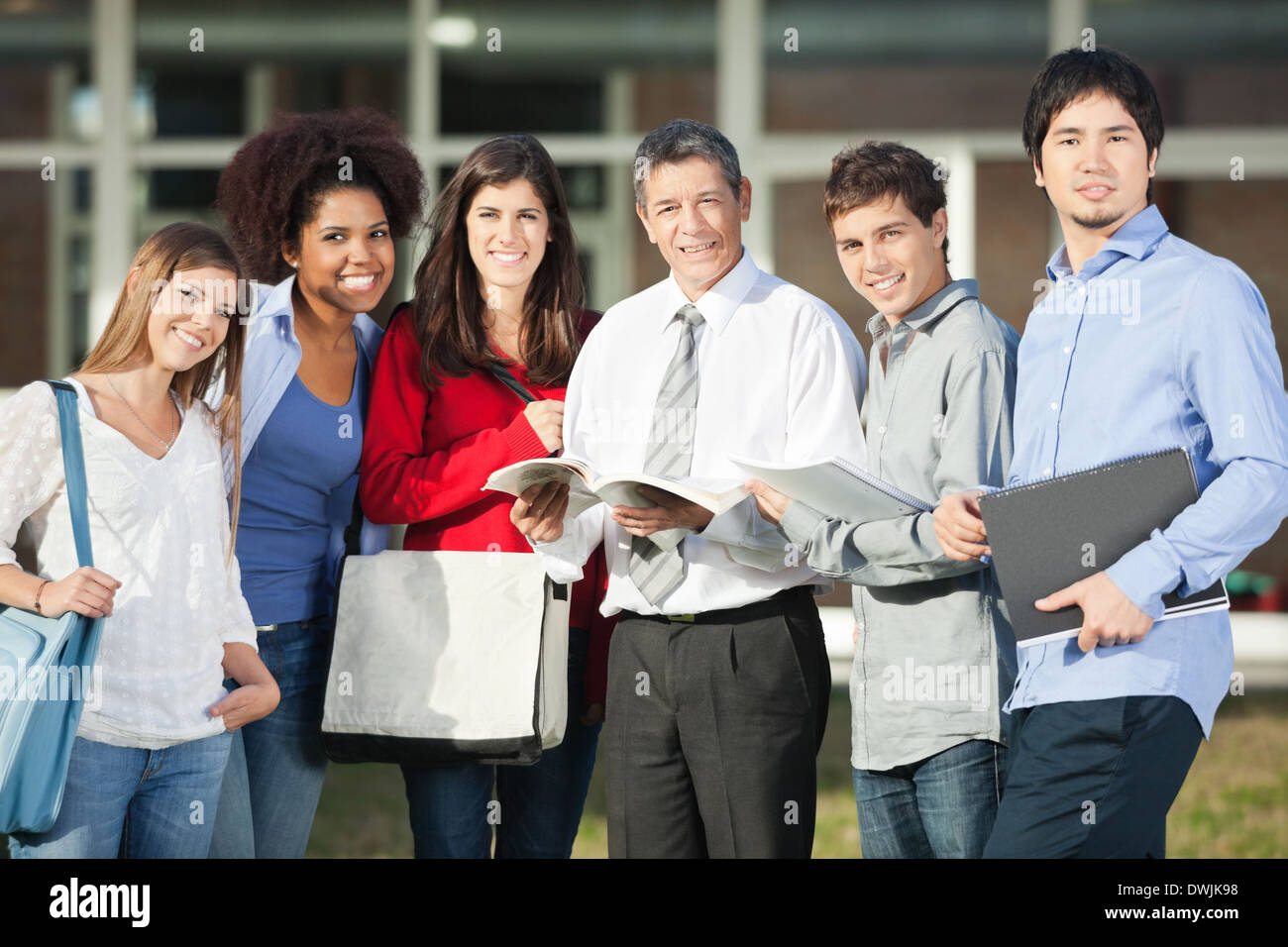 Zuversichtlich, Professor und Studenten stehen auf Uni-Campus Stockfoto