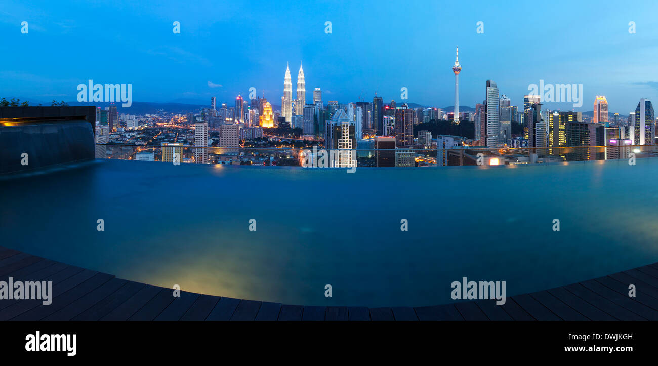 Kuala Lumpur Skyline von ein auf dem Dach-Swimmingpool, Malaysia Stockfoto