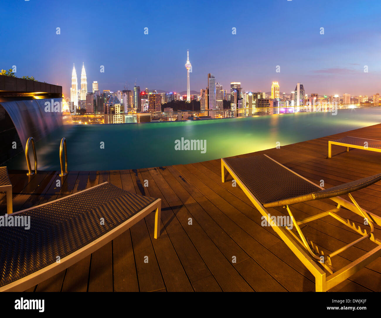 Kuala Lumpur Skyline von ein auf dem Dach-Swimmingpool, Malaysia Stockfoto