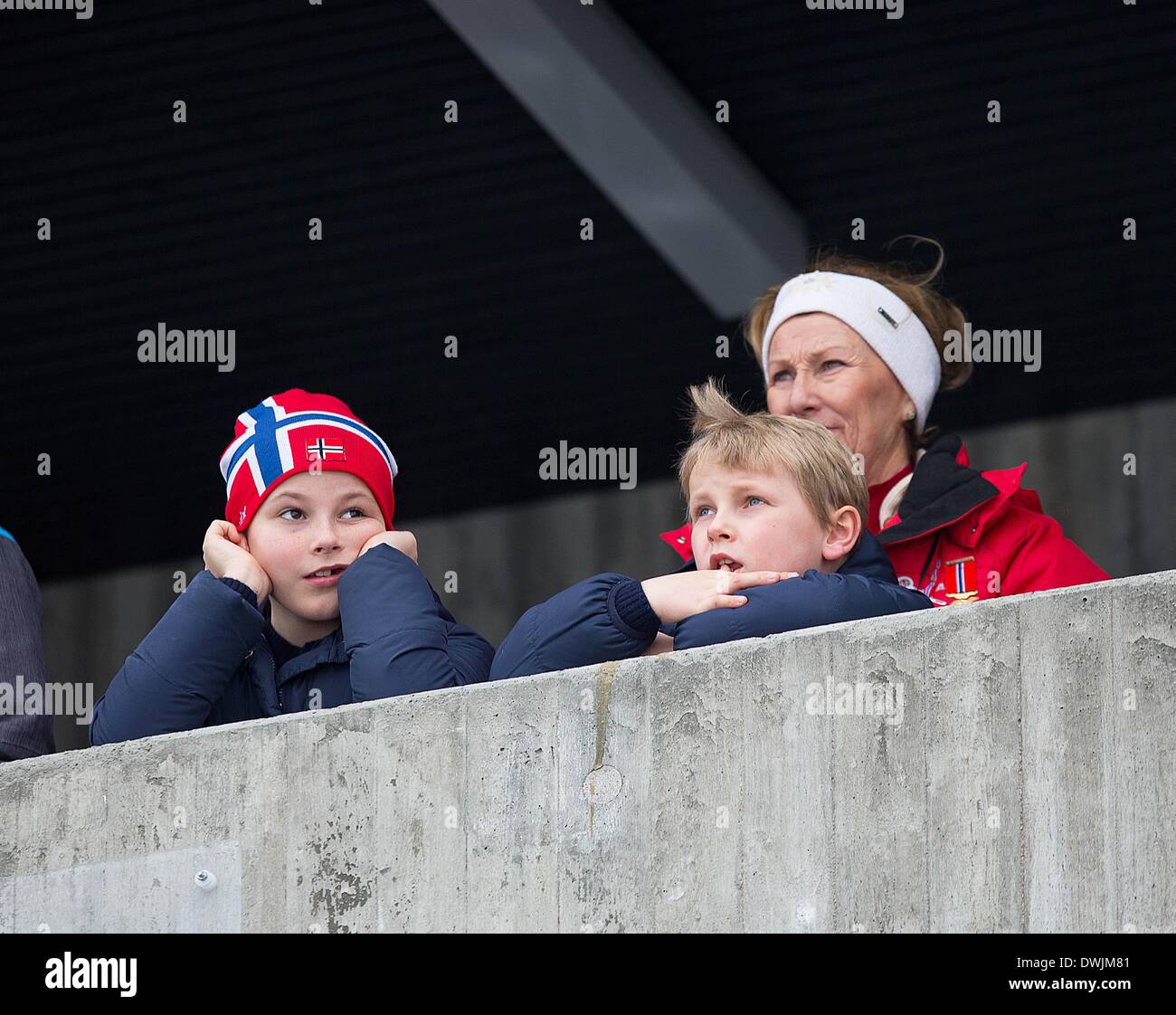 Holmenkollen, Oslo, Norwegen. 9. März 2014. Prinzessin Ingrid Alexandra (L), Prinz Sverre Magnus (R, vorne) und Königin Sonja von Norwegen (R, zurück) der Holmenkollen Skispringen am Holmenkollen, Oslo, Norwegen, 9. März 2014 teilnehmen. Foto: RPE / Albert Nieboer/Dpa/Alamy Live-Nachrichten Stockfoto