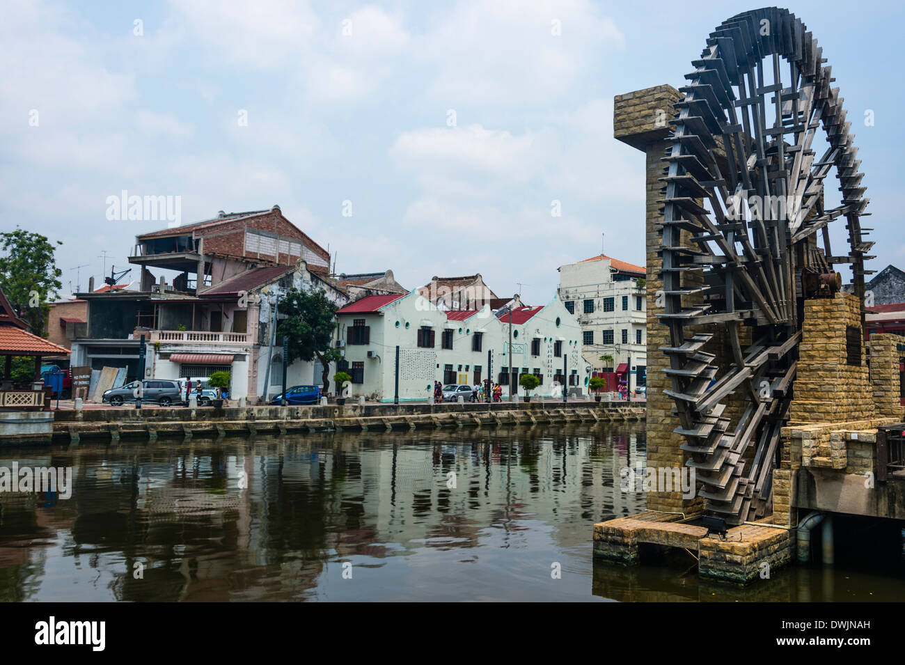 Ein Wasserrad am Fluss Melaka Stockfoto