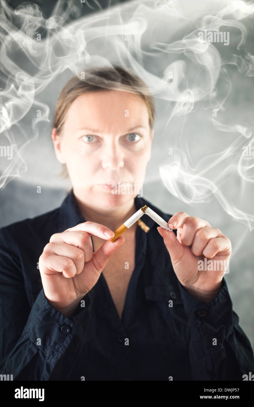 Frau verlässt Rauchen und Zigaretten in zwei Hälften zu brechen. gesunder Lifestyle-Konzept. Stockfoto