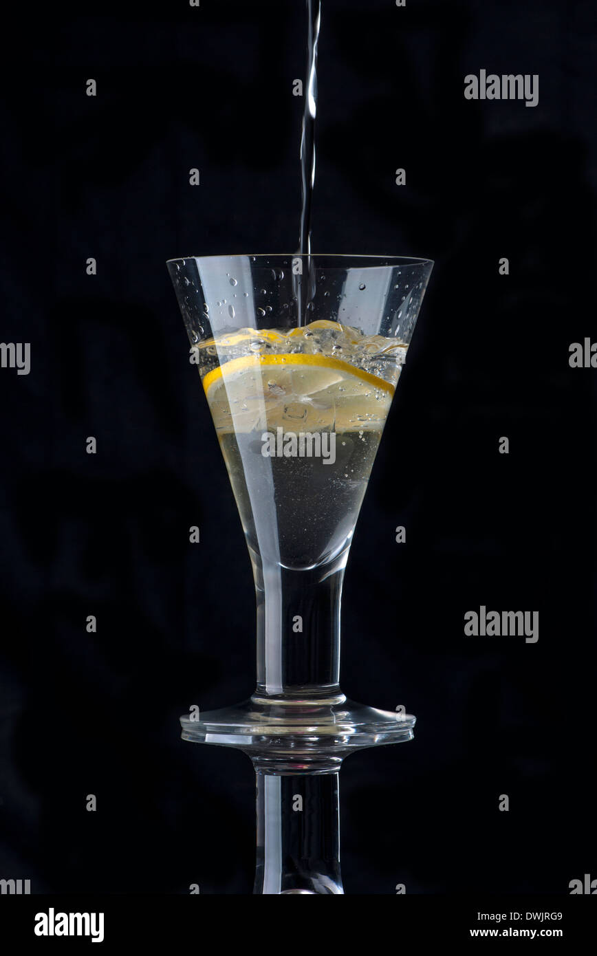 Wasser in ein Glas mit einer Scheibe Zitrone Stockfoto