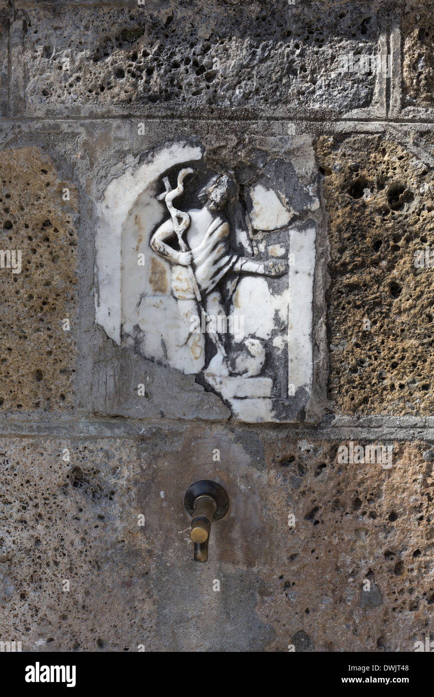 Geschnitzten Details in Brunnen, Vagli Sotto, Garfagnana, Toskana, Italien Stockfoto