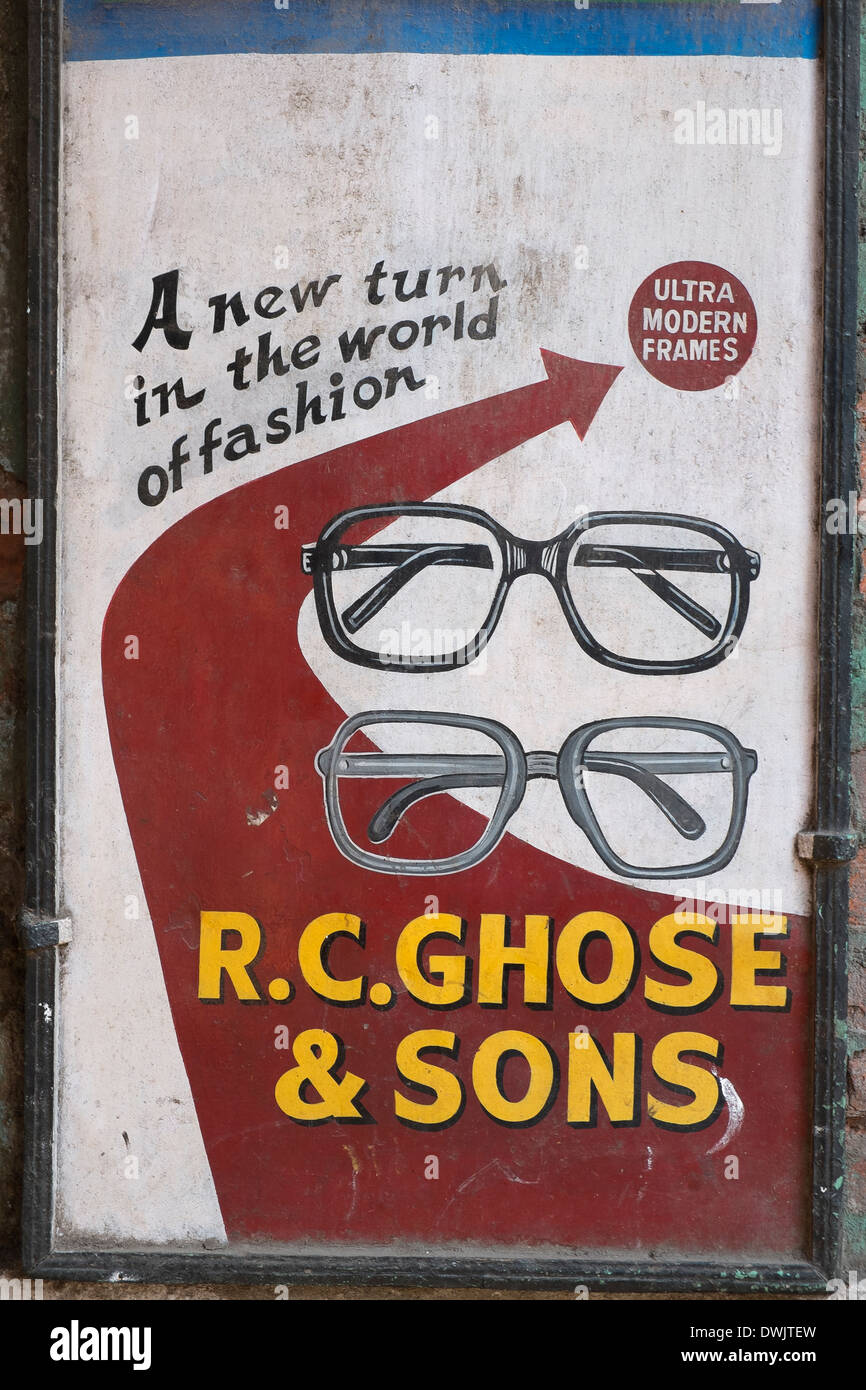 West-Bengalen, Indien, Kalkutta, Anzeige für modische Brillen Stockfoto