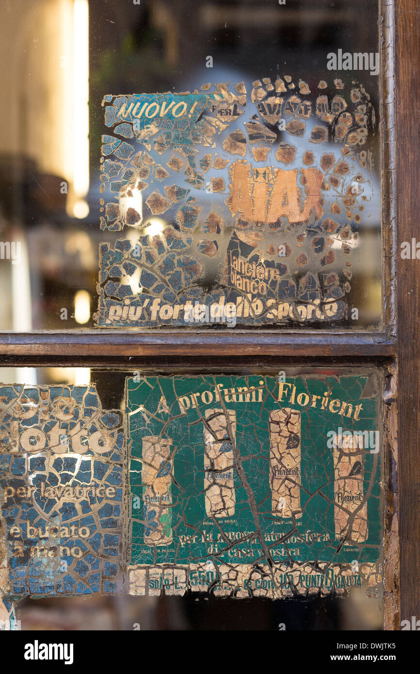Alten shopping Zeichen im Fenster, Lucca, Toskana, Italien Stockfoto