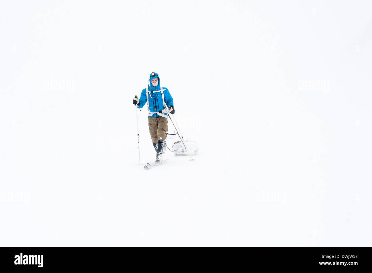 Ein einsamer Skifahrer im Whiteout in die Hardangervidda, Norwegen während der Expedition Amundsen 2014. Stockfoto