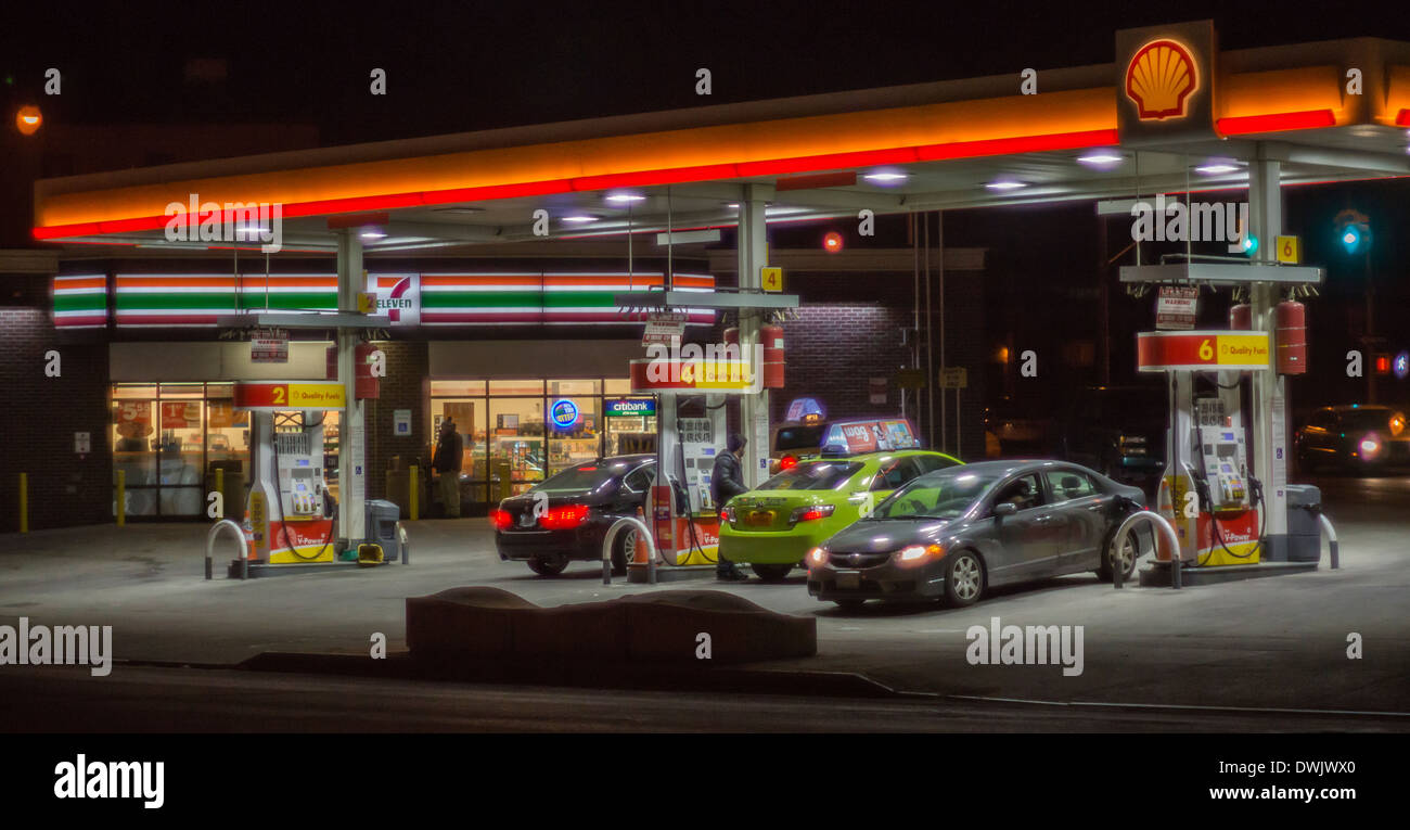 Autos gas an einer Shell-Tankstelle im Stadtteil Queens in New York Long Island City Stockfoto