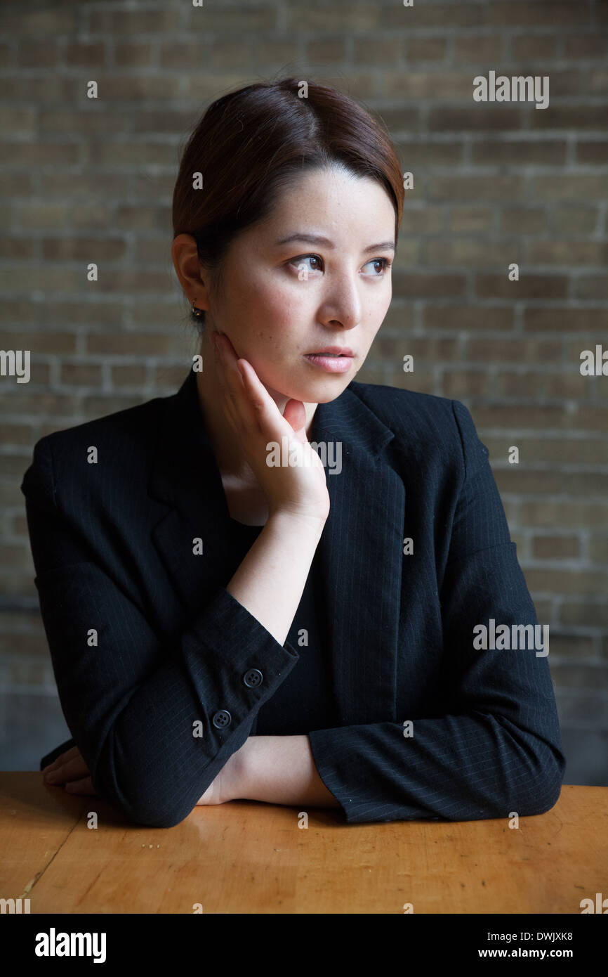 schöne asiatische Frau sucht Weg Business-Anzug Stockfoto