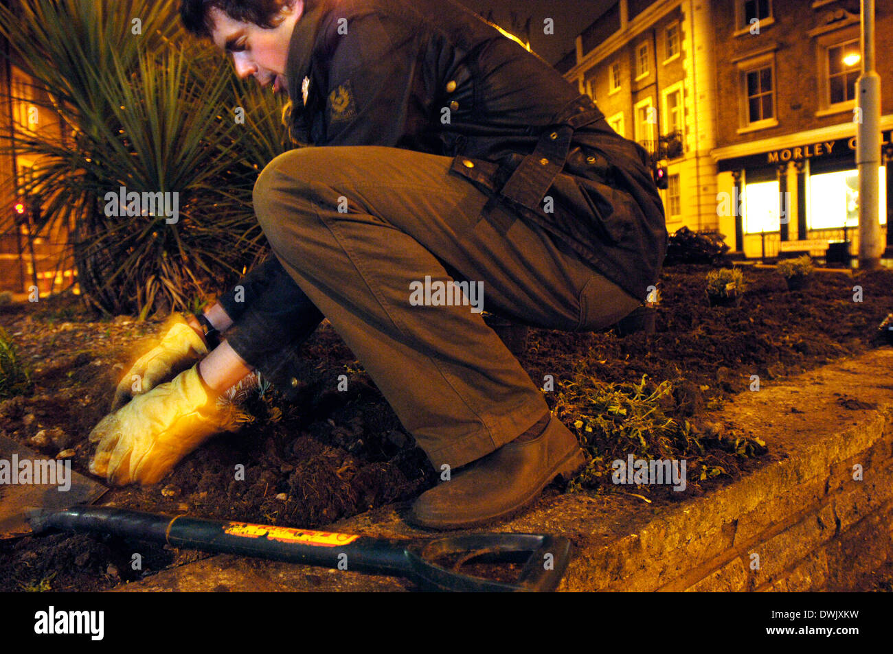 Mitglieder der Guerilla-gardening Organisation in Aktion Southwark London se1 Richard Reynolds [Gründer] 28, Anne Slater 60, Zoe 28 c Stockfoto