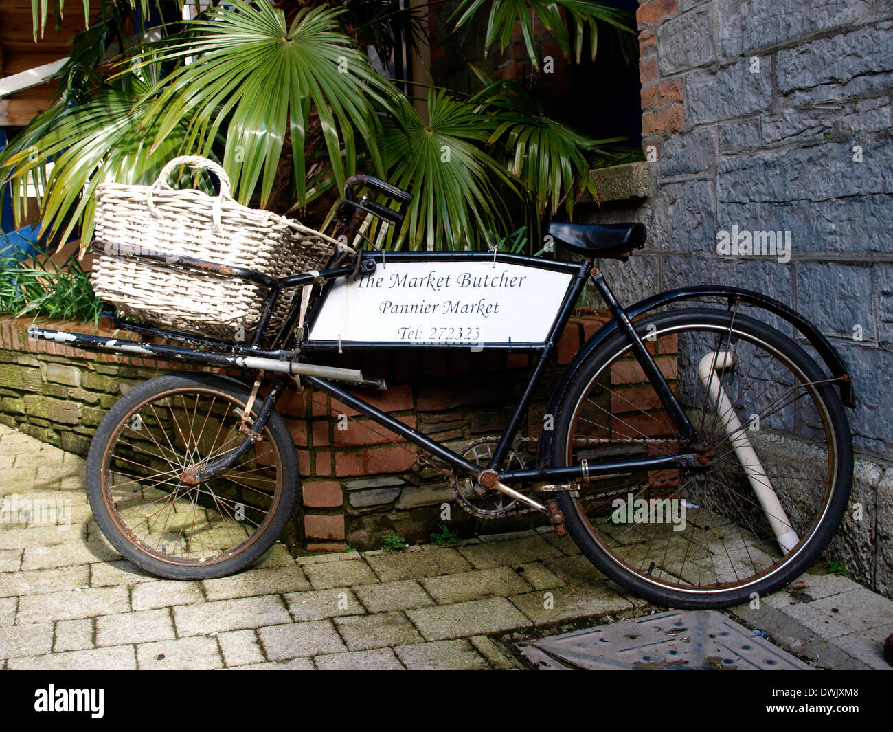 Altes Fahrrad Werbung Markt Metzger an der Pannier Markt, Truro, Cornwall, UK Stockfoto