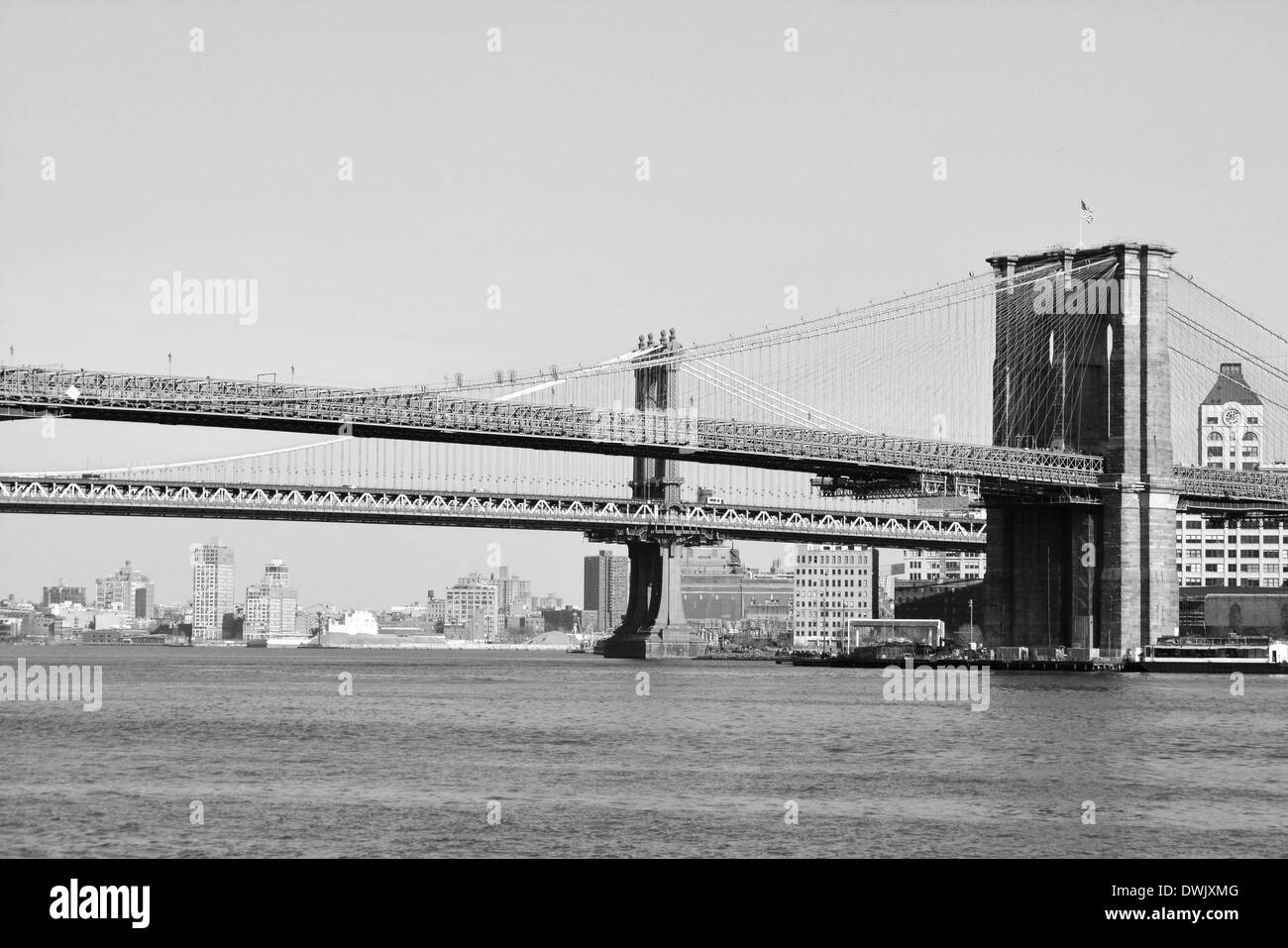 Brooklyn und Manhattan Bridge entlang des East River. Stockfoto