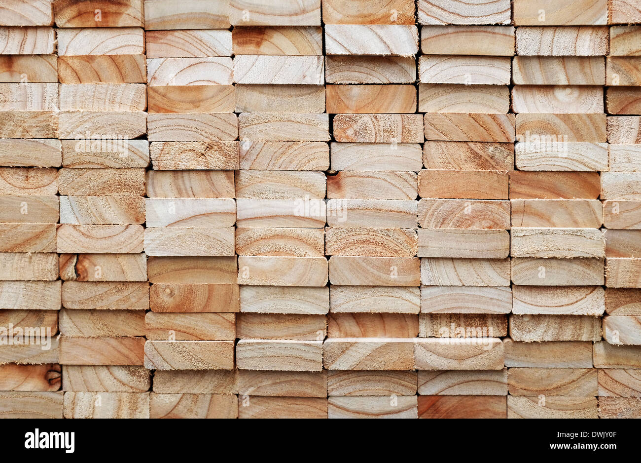 Stapel von quadratischen Holzplatten für Möbel-Materialien Stockfoto