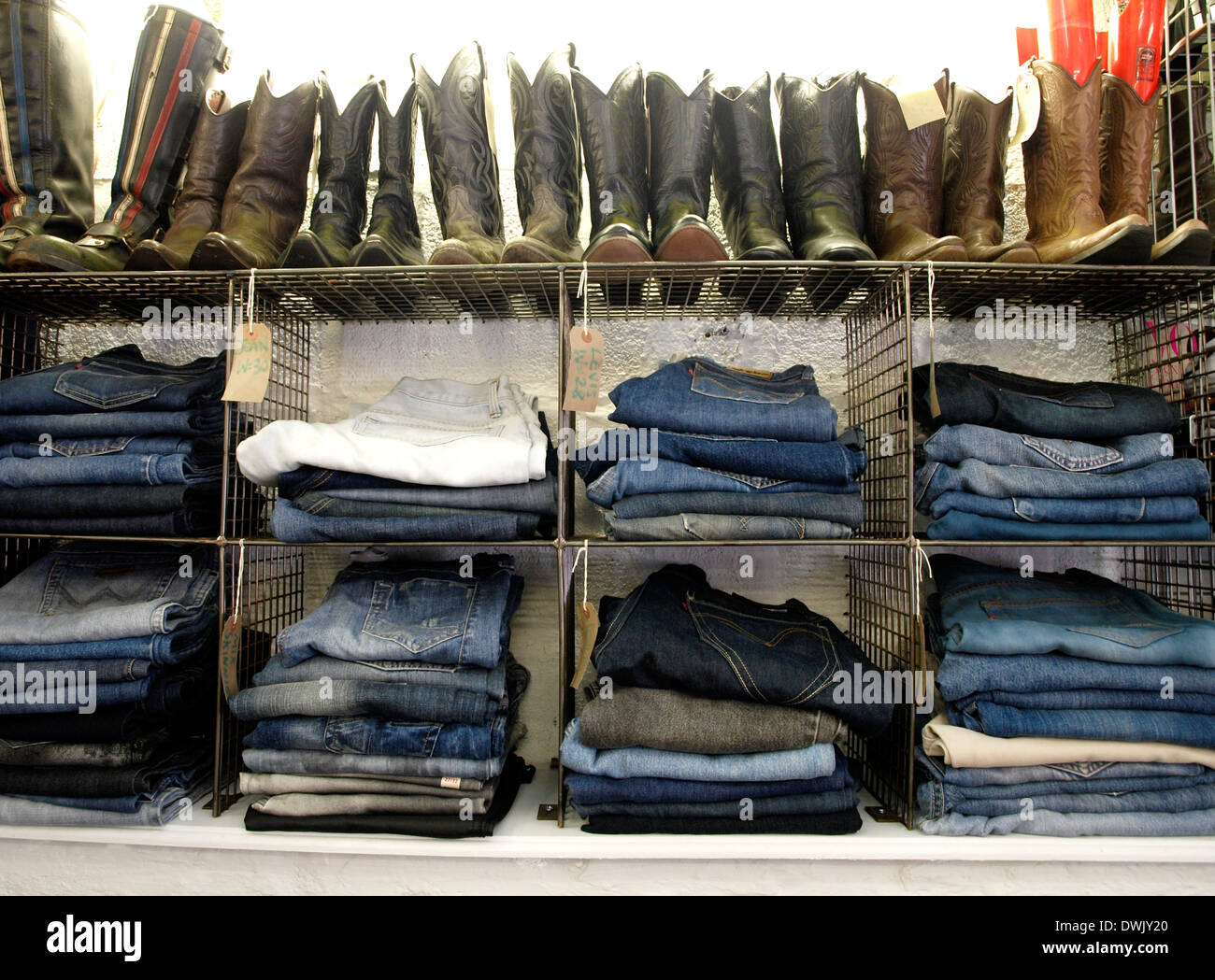 Jeans und Cowboystiefeln in einem Vintage und Retro-laden, Truro, Cornwall, UK Stockfoto