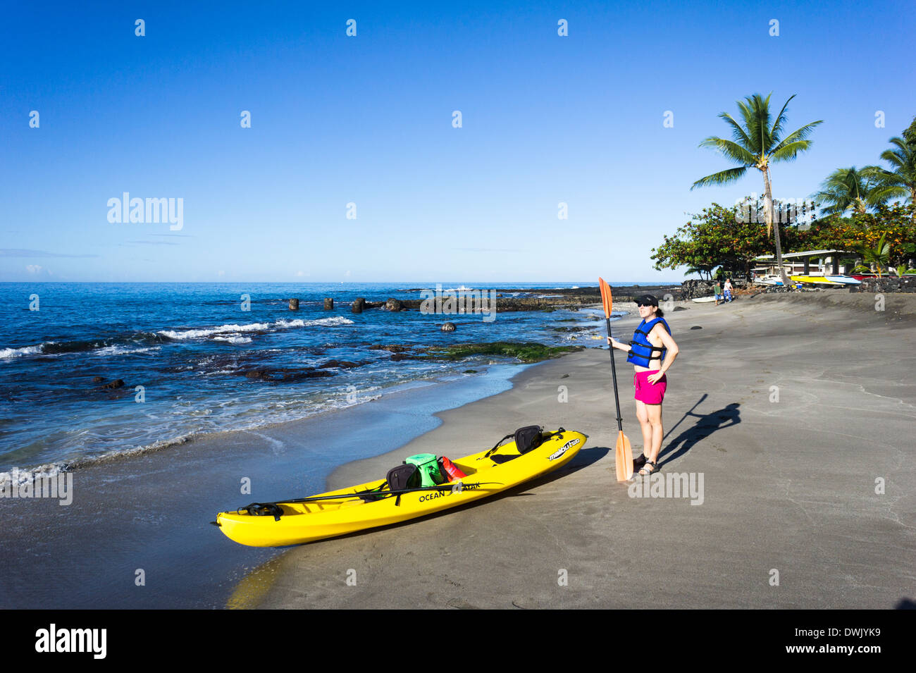 Mädchen mit Kajak am Strand. Ho'okena Beach Park, Big Island, Hawaii, USA. Stockfoto
