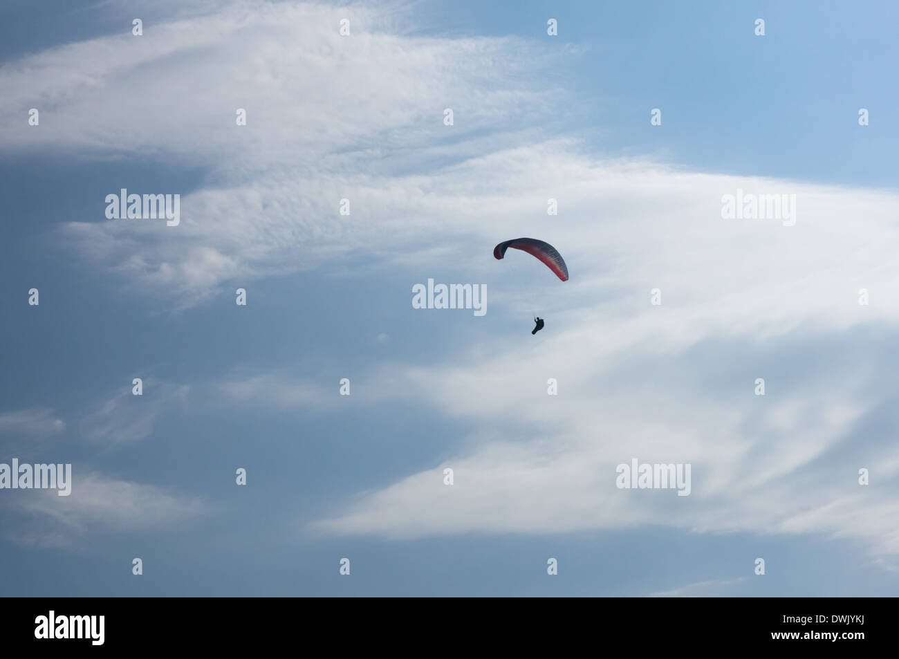 Silhouette des Gleitschirms am blauen Himmel Stockfoto