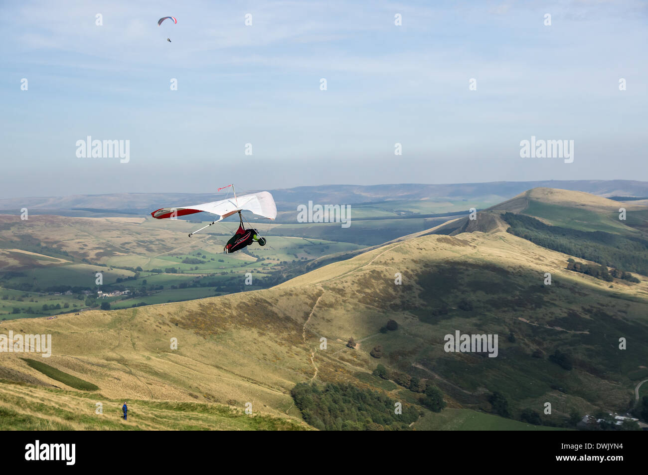 Zwei Männer Drachenfliegen über Hope Valley im Peak District Nationalpark Derbyshire England Vereinigtes Königreich UK Stockfoto