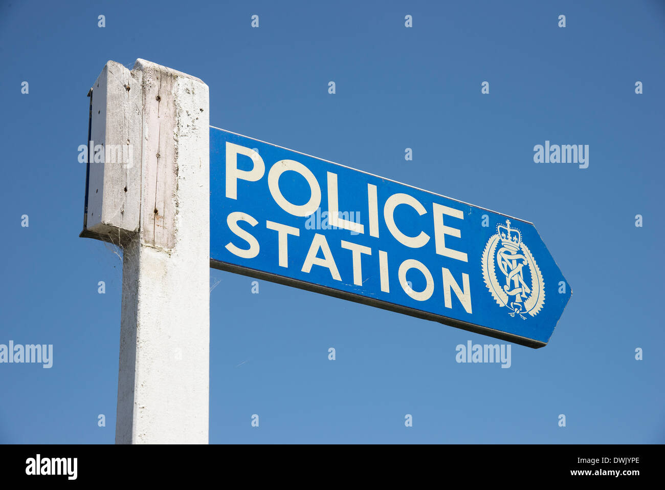 Holzschild weist in Richtung Polizeistation New Zealand post Stockfoto