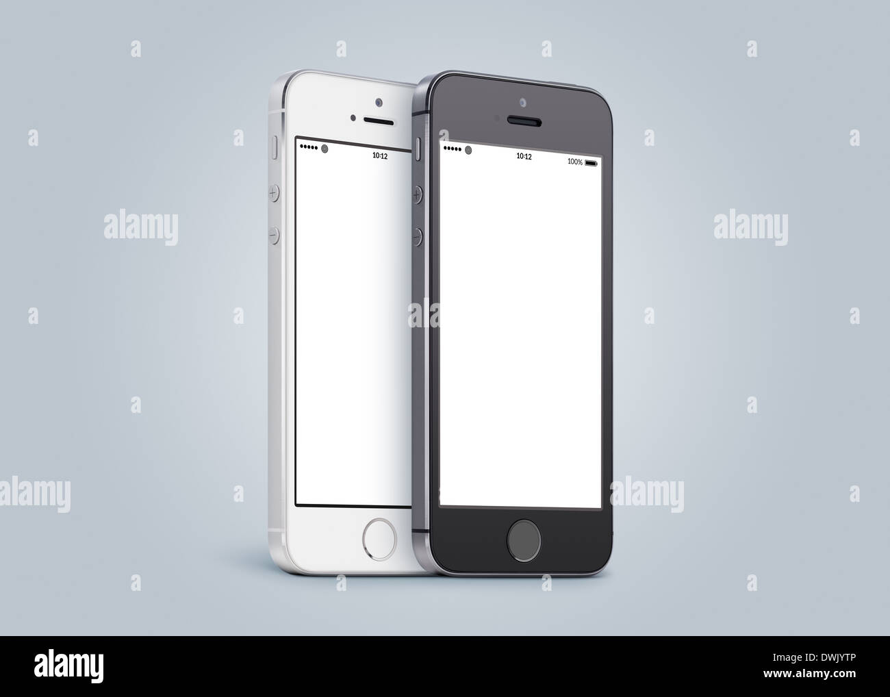 Schwarz / weiß-Smartphones sind nah an einander in Hälfte drehen und in einem leichten Winkel auf grauem Farbverlauf Hintergrund gedreht. Stockfoto