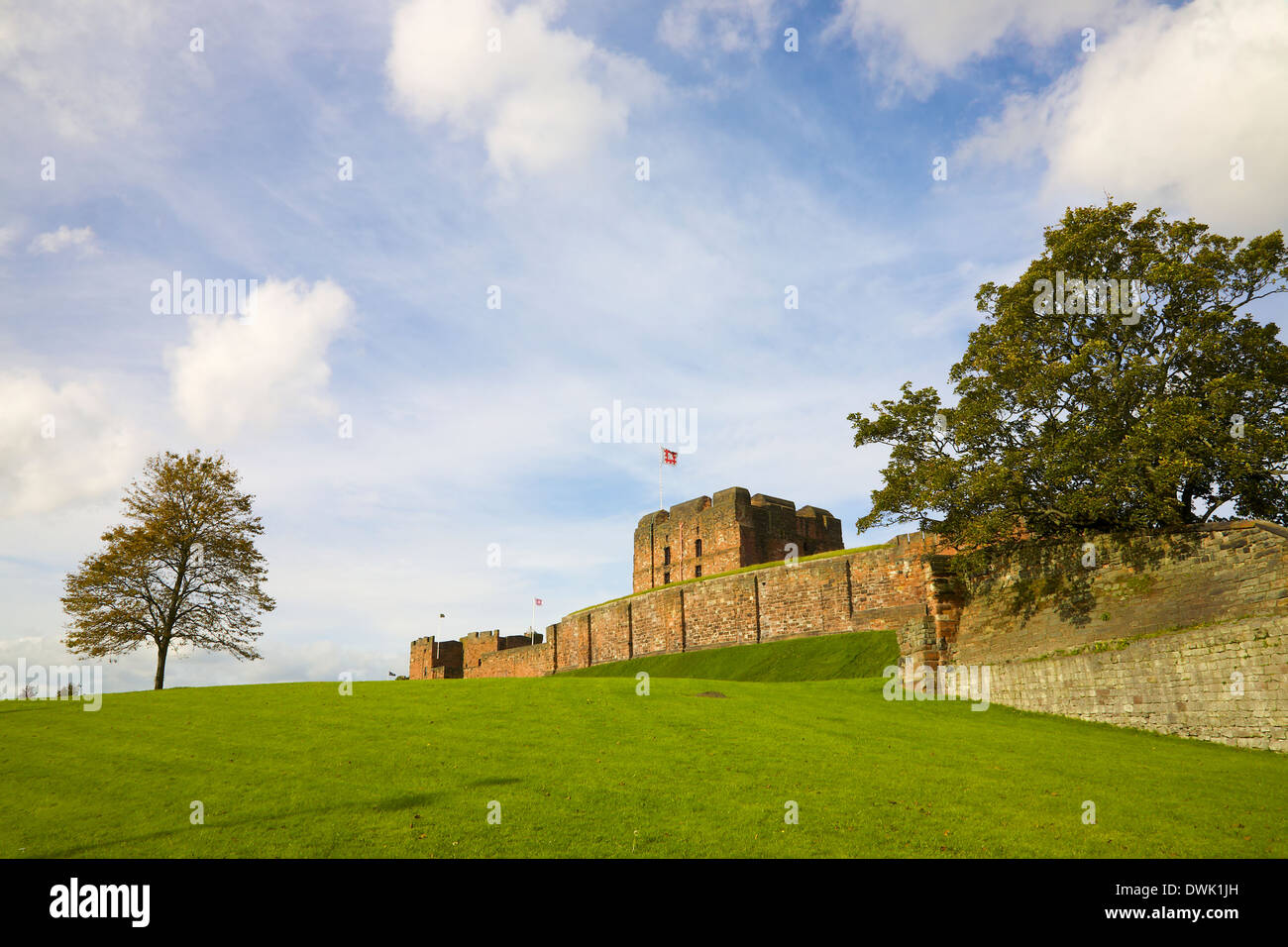 Carlisle Castle mit Bäumen und ein Teil der alten Stadtmauer. Carlisle, Cumbria, England, Vereinigtes Königreich. Stockfoto