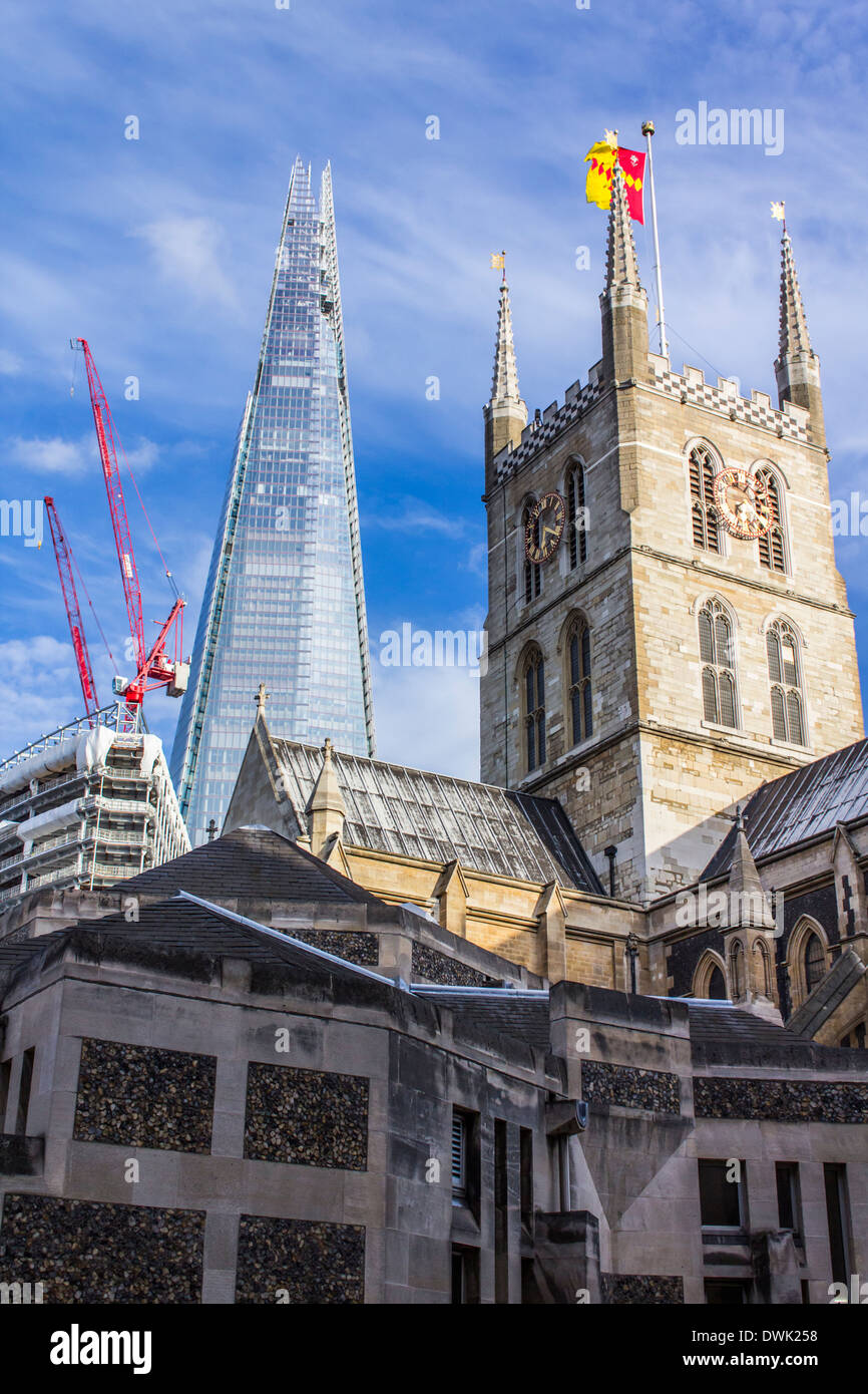 Die Scherbe (aka Shard of Glass, Shard London Bridge und ehemals London Bridge Tower) und der Southwark Cathedral Stockfoto