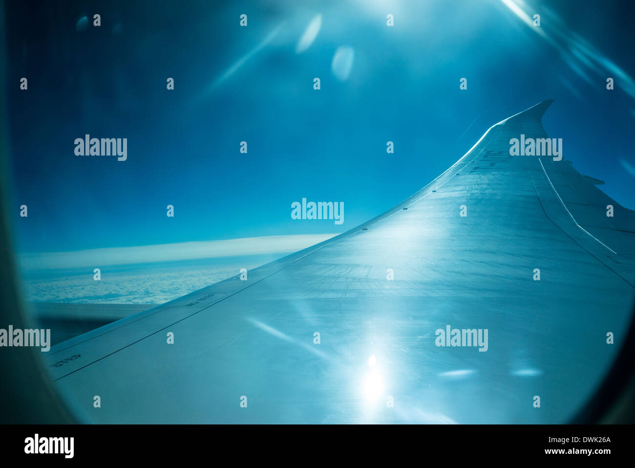 Schauen Sie sich ein Flügel der Boeing 787 Dreamliner außerhalb des Fensters Flugzeug während des Fluges. Stockfoto