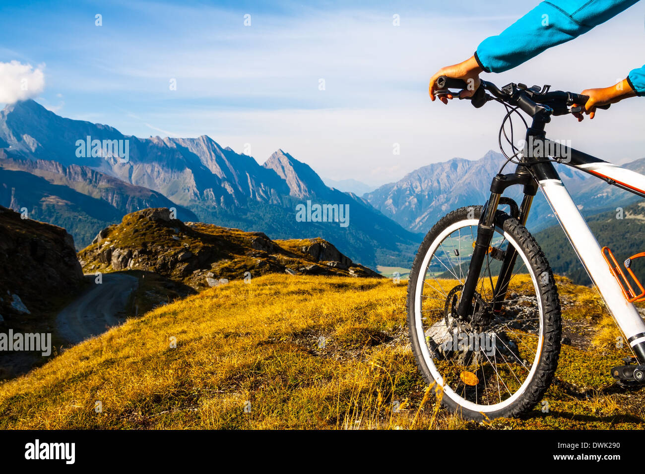 Fahrrad-Rad und Sommer alpine Berglandschaft Stockfoto