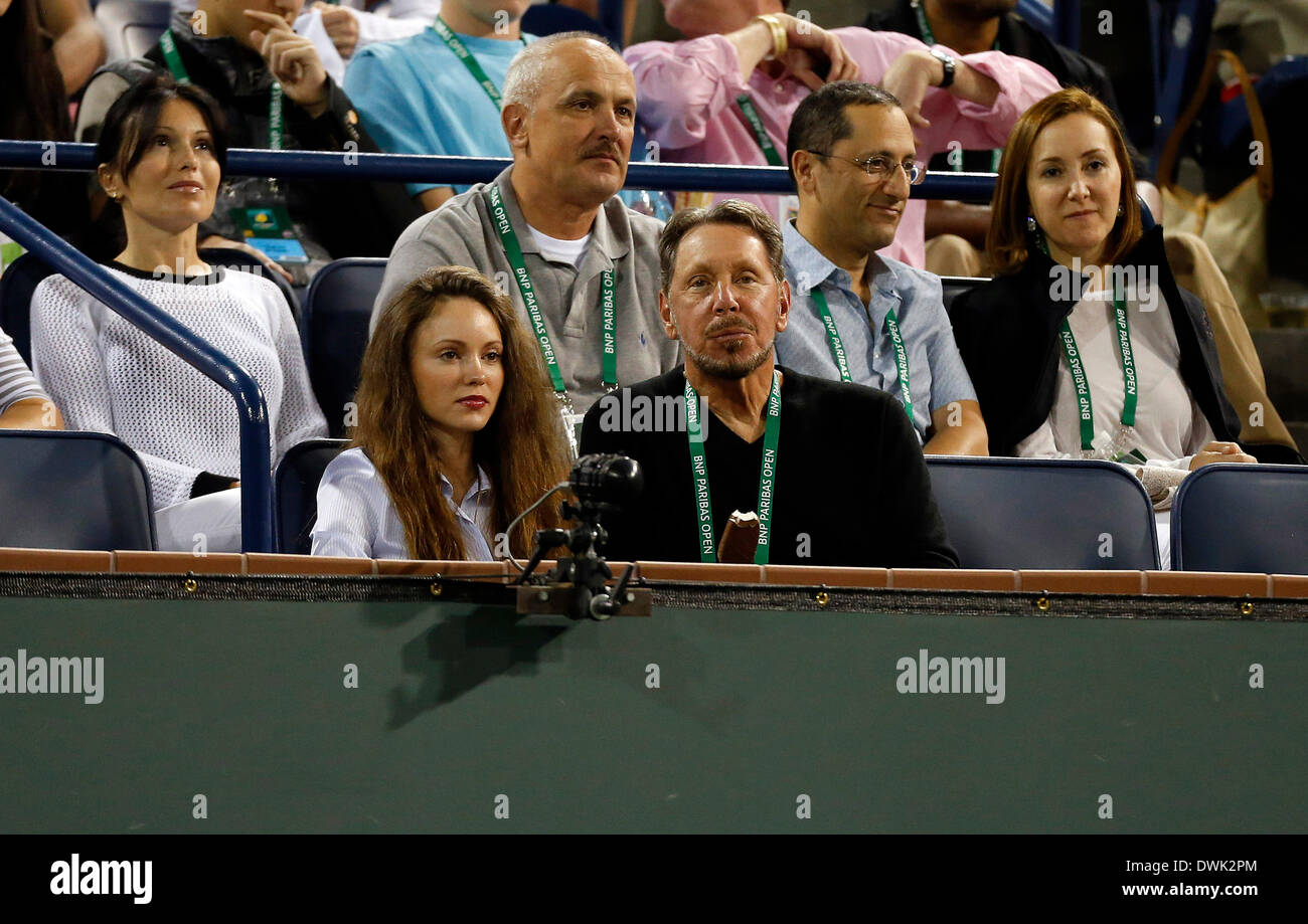 9. März 2014: Oracle CEO Larry Ellison und Freundin Nikita Kahn in die Teilnehmerliste für das Spiel zwischen Victor Hanescu Rumäniens und Novak Djokovic Serbien während der BNP Paribas Open in Indian Wells Tennis Garden in Indian Wells CA. Stockfoto