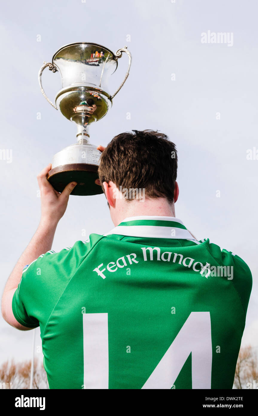Belfast, Nordirland. 10. März 2014 - A Fermanagh Spieler hält die Cadburys Ulster unter 21 Football Championship Cup Credit: Stephen Barnes/Alamy Live News Stockfoto