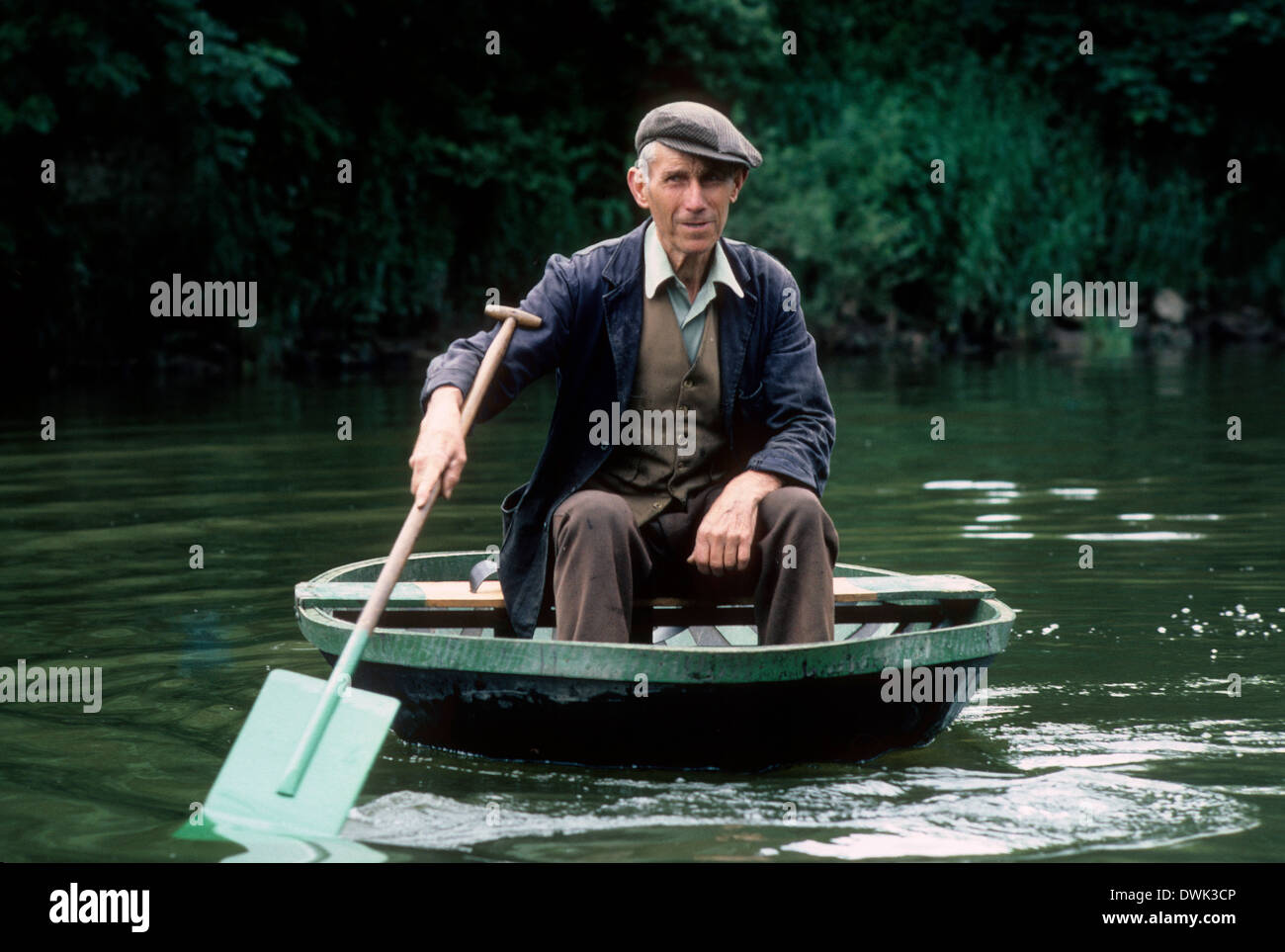 Eustace Rogers Coracle Maker auf dem River Severn bei Ironbridge 1981 BILD VON DAVID BAGNALL Stockfoto