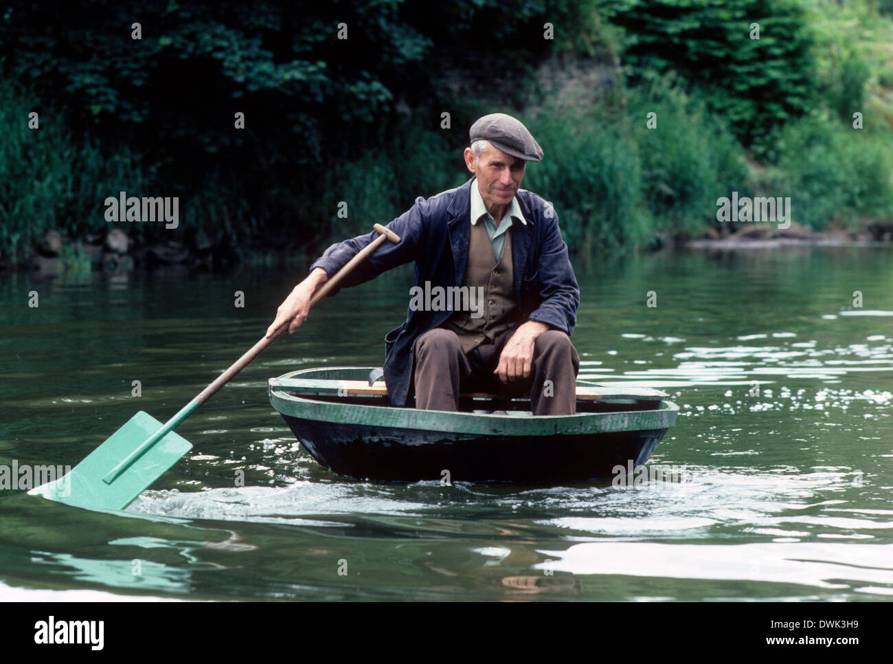 Eustace Rogers Coracle Maker auf dem River Severn bei Ironbridge 1981 BILD VON DAVID BAGNALL Stockfoto