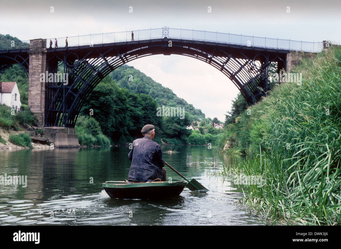 Eustace Rogers Coracle Maker auf dem River Severn bei Ironbridge 1981 BILD VON DAVID BAGNALL Stockfoto