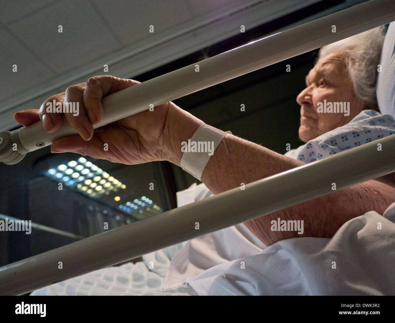 Ältere Dame Hospital Care Bett bei 100 Jahren wach nachdenklich bei Nacht Stockfoto