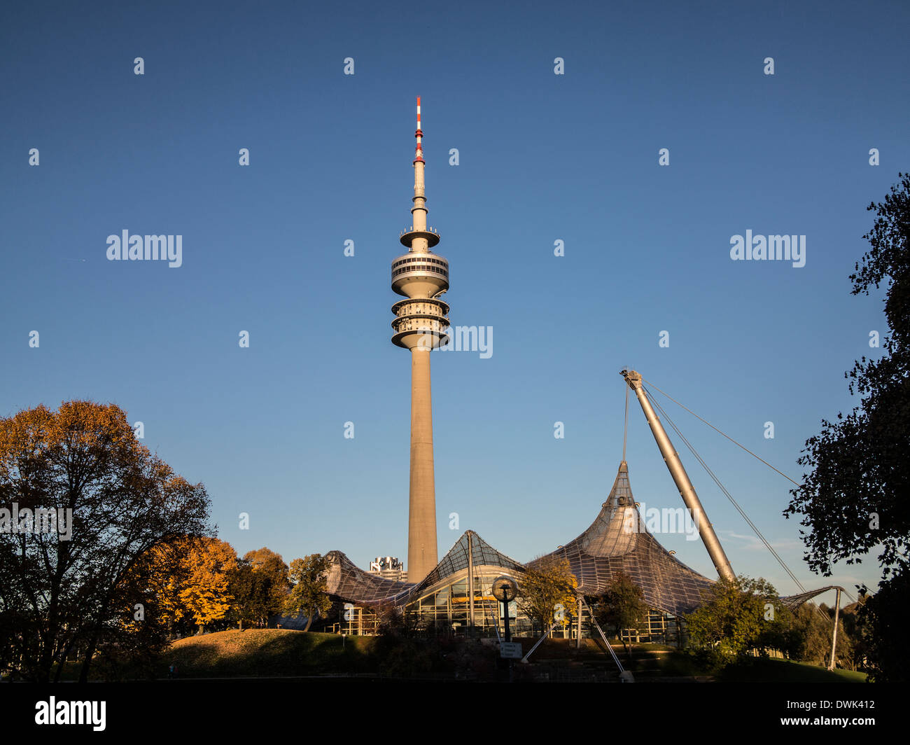 Olympische Zelte mit Schwimmhalle, Olympiaturm am Coubertin-Platz in München Stockfoto