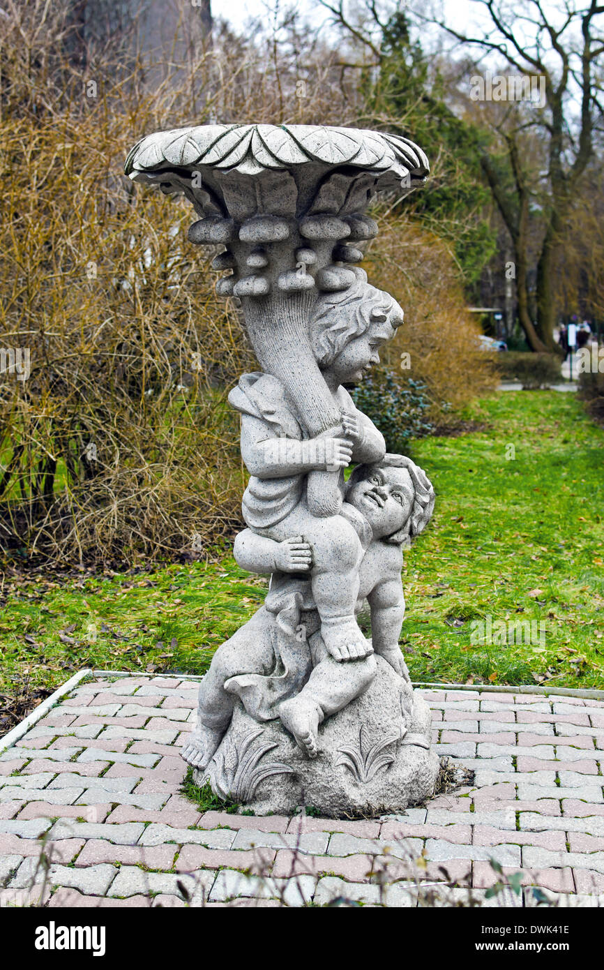 Skulpturen mit Bildern von Kindern und Vasen. Swetlogorsk (bis 1946 Rauschen), Gebiet Kaliningrad, Russland Stockfoto