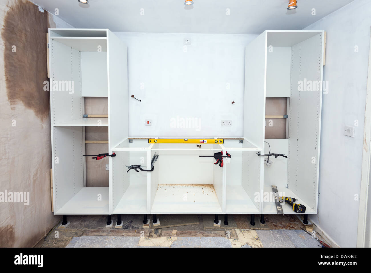 Halb gebaute Ikea Küche Installation Stockfoto