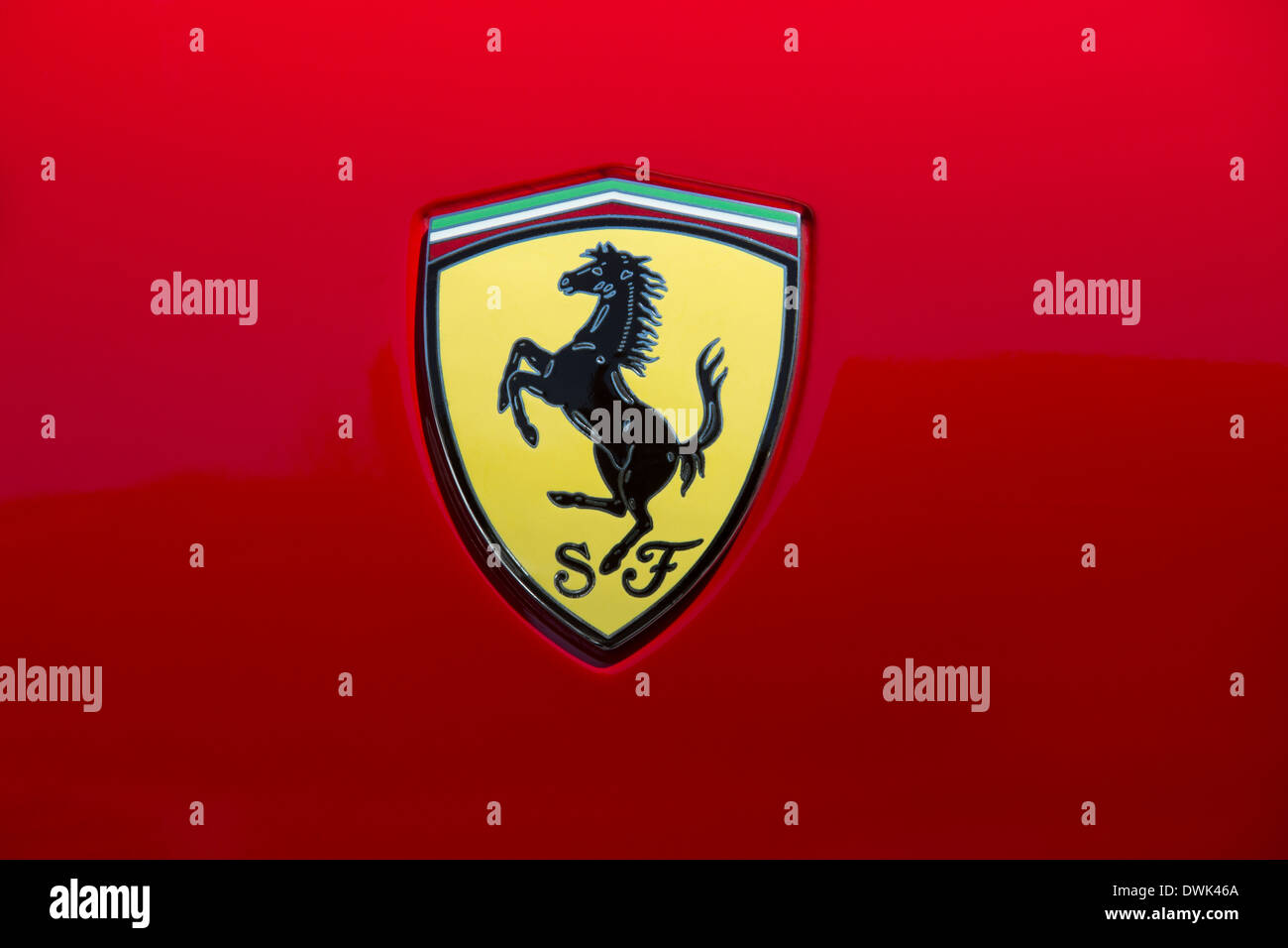 Ferrari 'Prancing Horse'-Symbol auf der Vorderseite einen Ferrari-Sportwagen Stockfoto