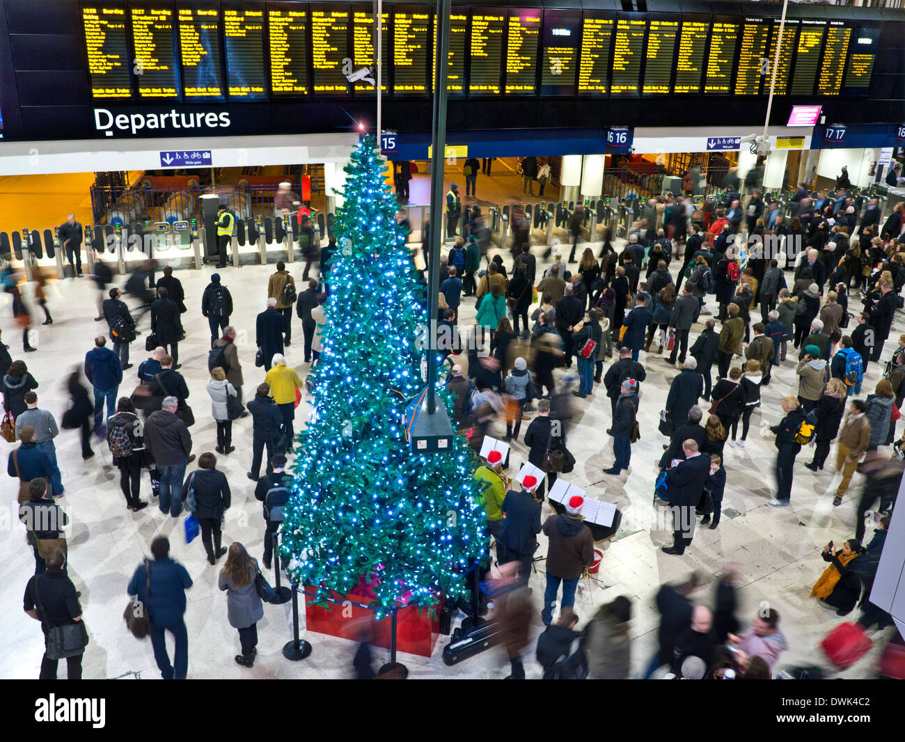 WATERLOO STATION CONCOURSE CHRISTMAS PENDLER erhöhte Ansicht der belebten Concourse und Abfahrten Bord an der Waterloo Station an Weihnachten London SE1 Stockfoto