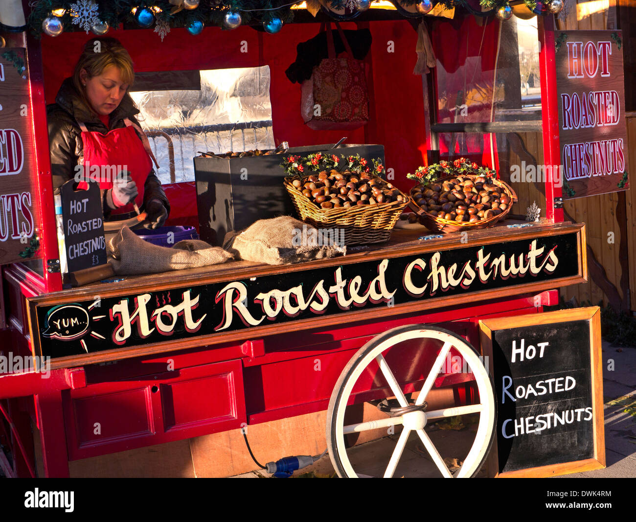 GERÖSTETE KASTANIEN traditioneller Weihnachtsmarkt auf dem Wintermarkt „Hot geröstete Kastanien“, South Bank London, Großbritannien Stockfoto