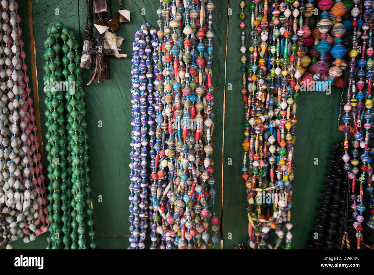 Kunsthandwerk in lokalen afrikanischen Markt. Papier Perlen Halsketten. Stockfoto