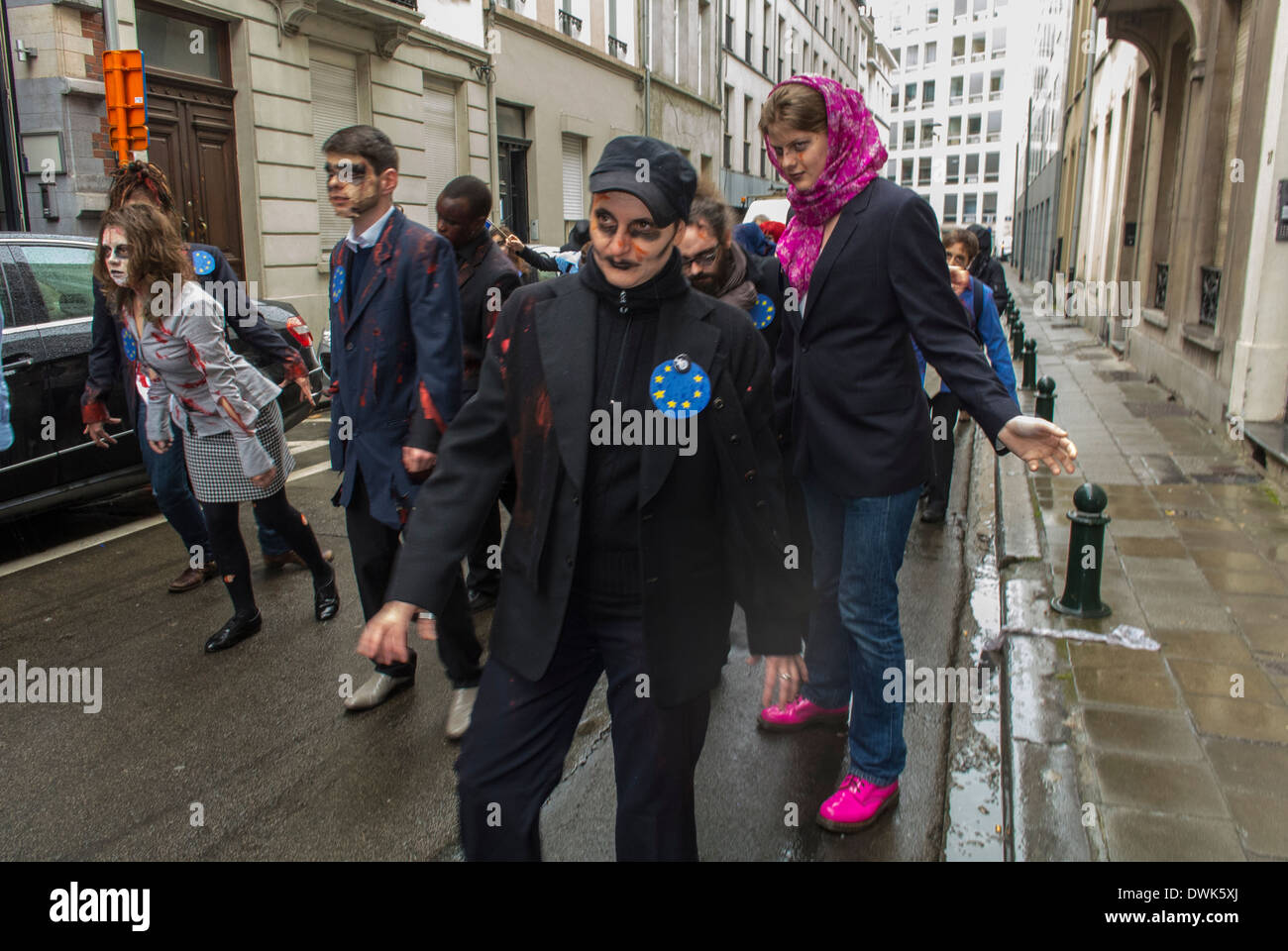 Brus-sels, Belgien, Divers European Aktivists Groups, mit Act Up Paris, Protest für niedrigere Drogenpreise, Flash Mob, On Street, Medium Group Volunteers in Europa, seltsame Menschen ungewöhnliche Aktionen Stockfoto