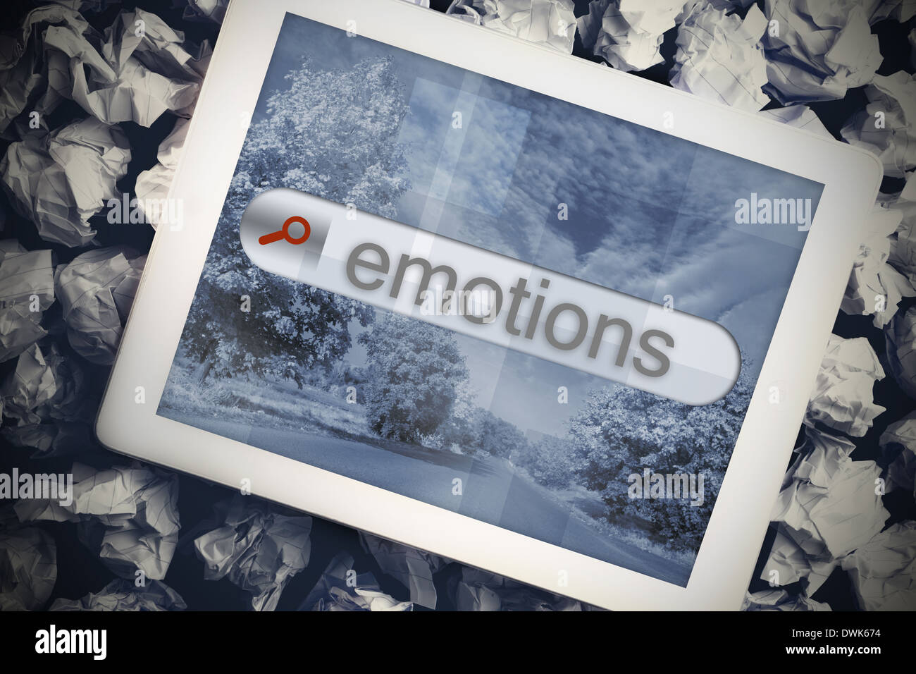 Emotionen in der Suchleiste auf Tablet-Bildschirm Stockfoto
