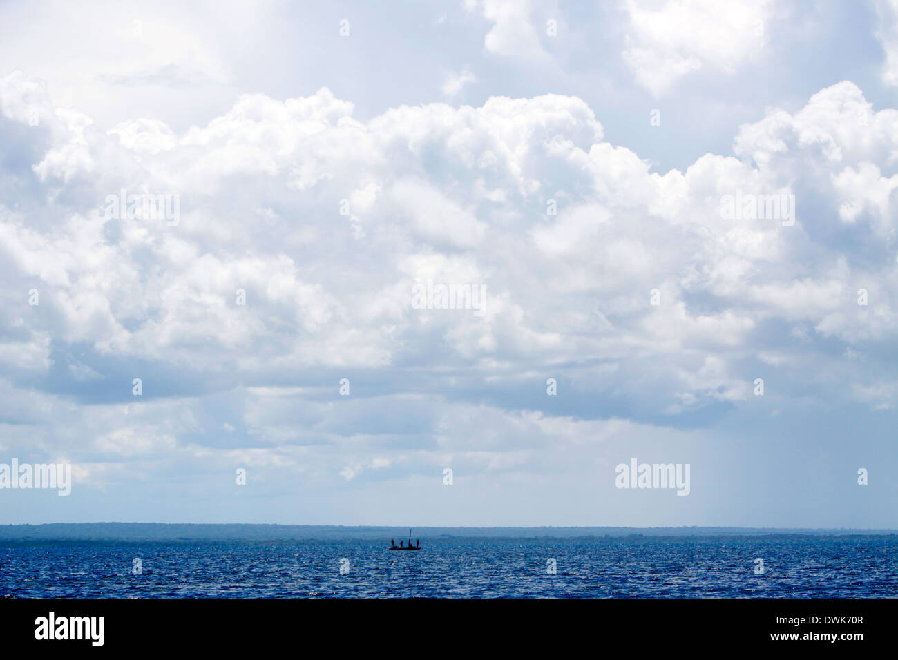 Kleines Boot Angeln im offenen Meer, weit weg von der Küste in Quirimbas Archipelago, Mosambik. Stockfoto