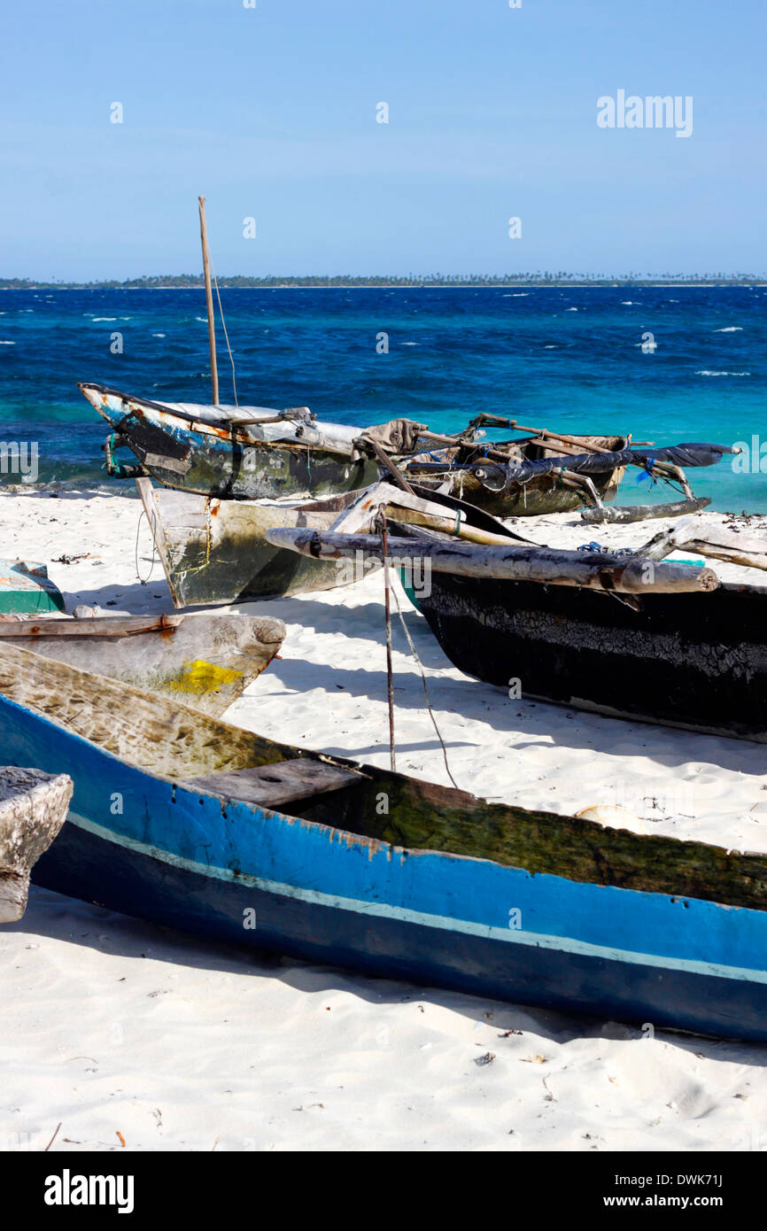 Handgemachte traditionelle Kanus aus einheimischen Fischern links am Strand in Insel Rolas. Quirimbas, Mosambik. Stockfoto