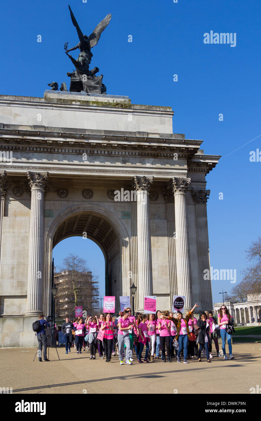 LONDON, UK 9. März 2014: eine große Gruppe von Menschen zu Fuß zwischen Marble Arch für die Stirn Arch März-Veranstaltung Stockfoto
