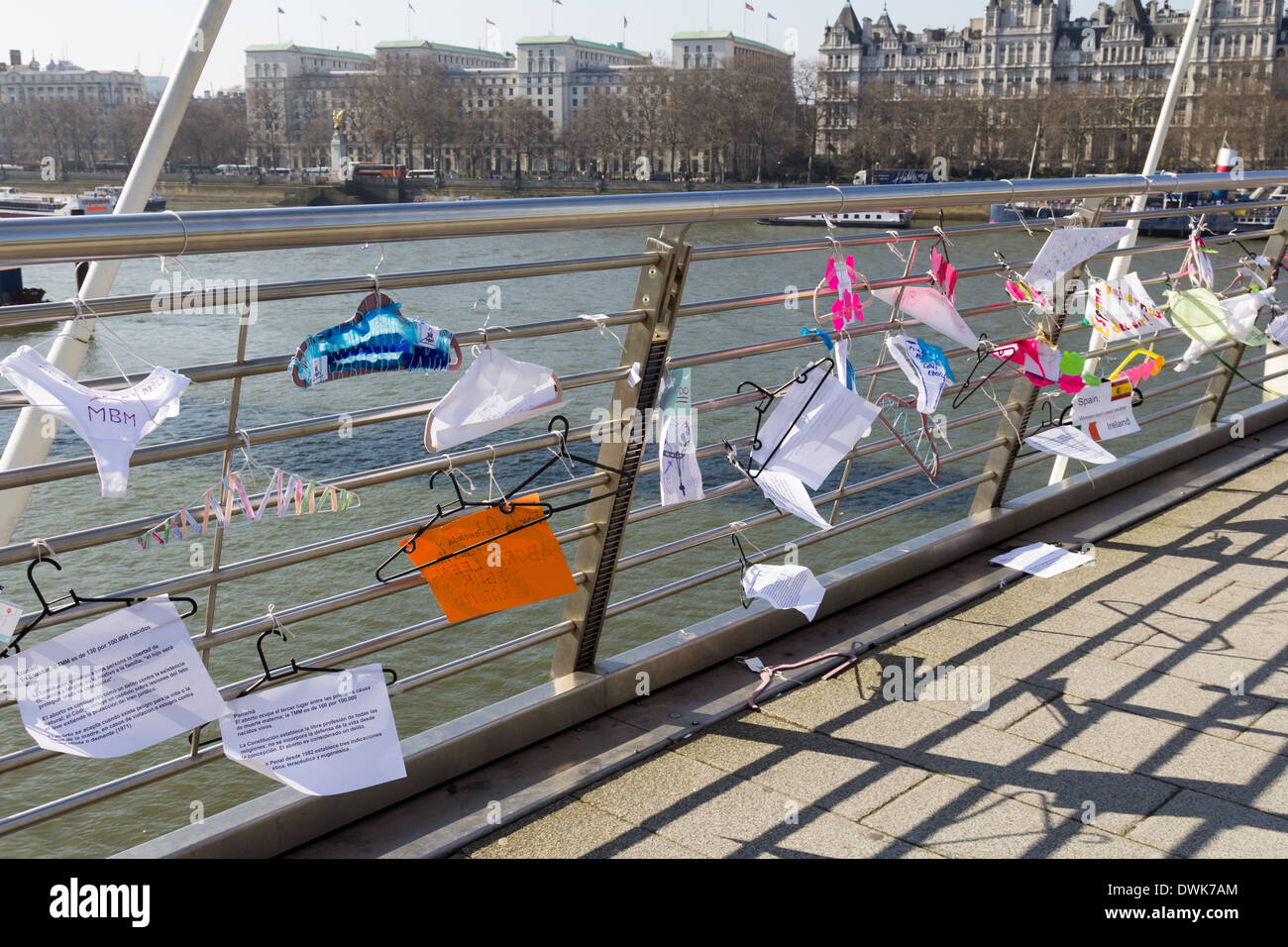 LONDON, UK 9. März 2014: Kleiderbügel mit dem Schreiben auf hängen Hungerford Bridge in London Stockfoto