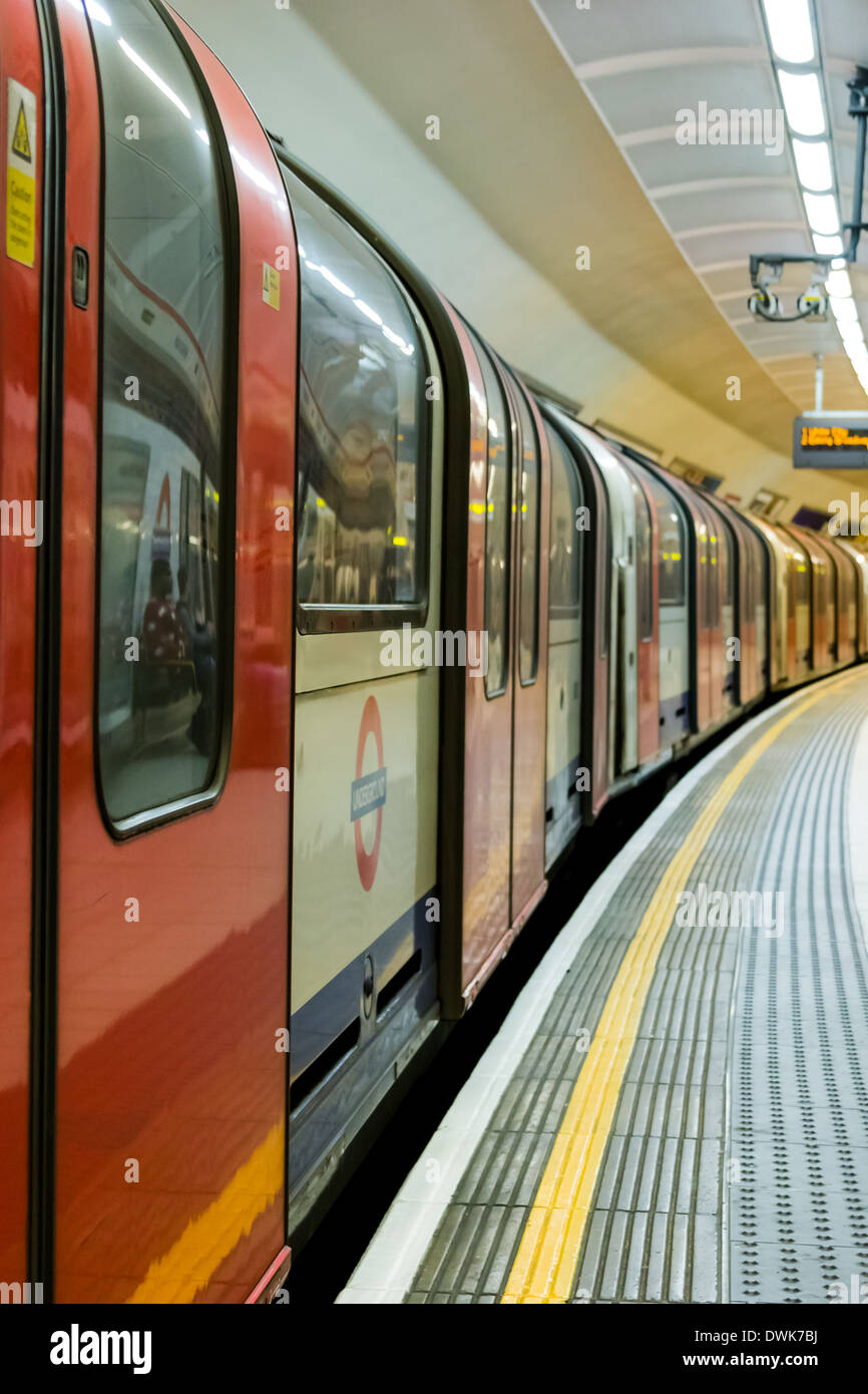 LONDON, UK 8. März 2014: Bright London U-Bahn auf einem Bahnsteig Stockfoto