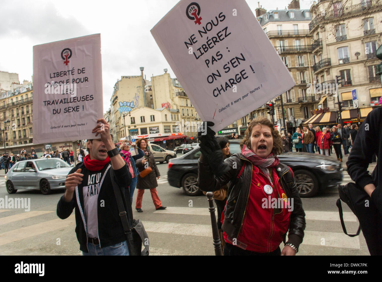 Paris, Frankreich, European Activists Group, Act Up Paris, protestiert im "MoU-lin Rouge" Theater gegen das Anti-Prostitution-Treffen im Inneren, das von Demonstranten der traditionellen Feministischen Gruppen gehalten wird, die schreien Stockfoto