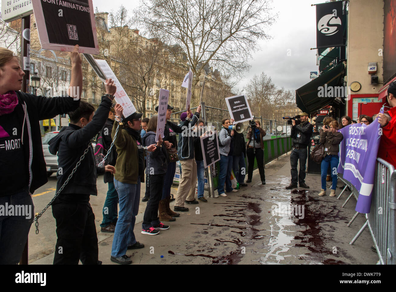 Paris, Frankreich, Europäische Aktivisten Gruppe, Act Up Paris, Protestieren bei 'Mou-lin Rouge' Theater, gegen Anti-Prostitution innerhalb von Traditionalistischen feministischen Gruppen gehalten werden Stockfoto